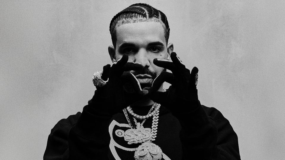 Drake macht Handzeichen in schwarz-weiß