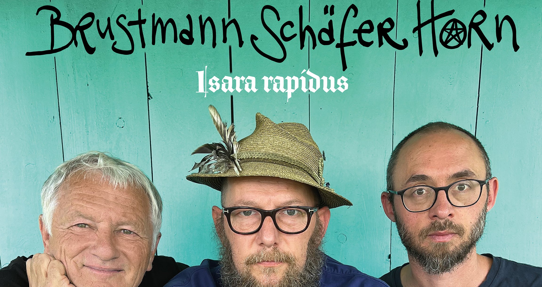 Foto mit drei Männern, von denen der in der Mitte einen Hut trägt. Ein hellgrüner Hintergrund mit schwarzer Typografie.