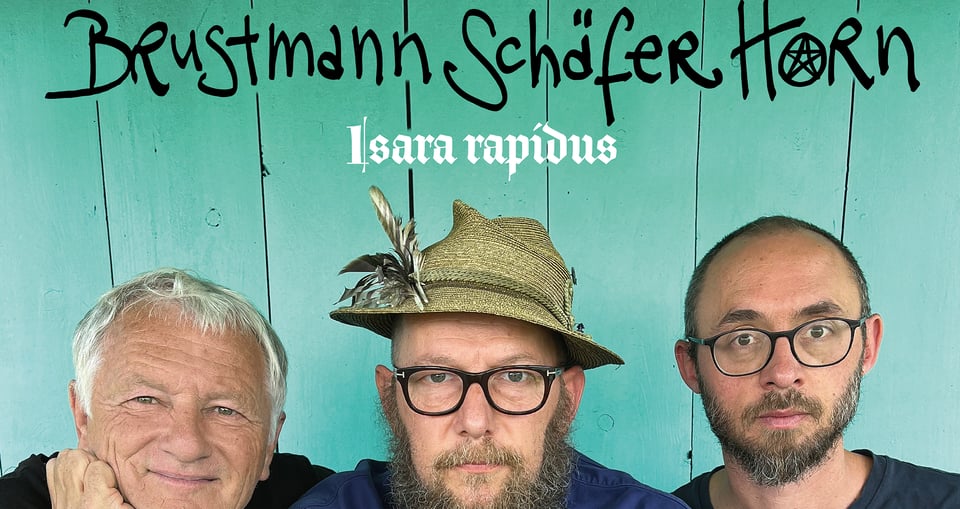 Foto mit drei Männern, von denen der in der Mitte einen Hut trägt. Ein hellgrüner Hintergrund mit schwarzer Typografie.