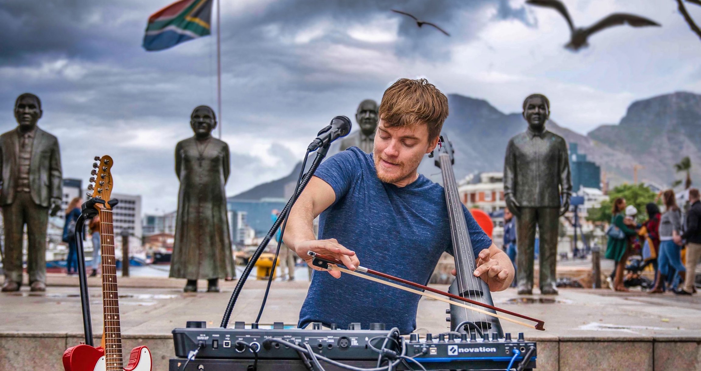 Mann in blauem Shirt an DJ-Pult im Freien