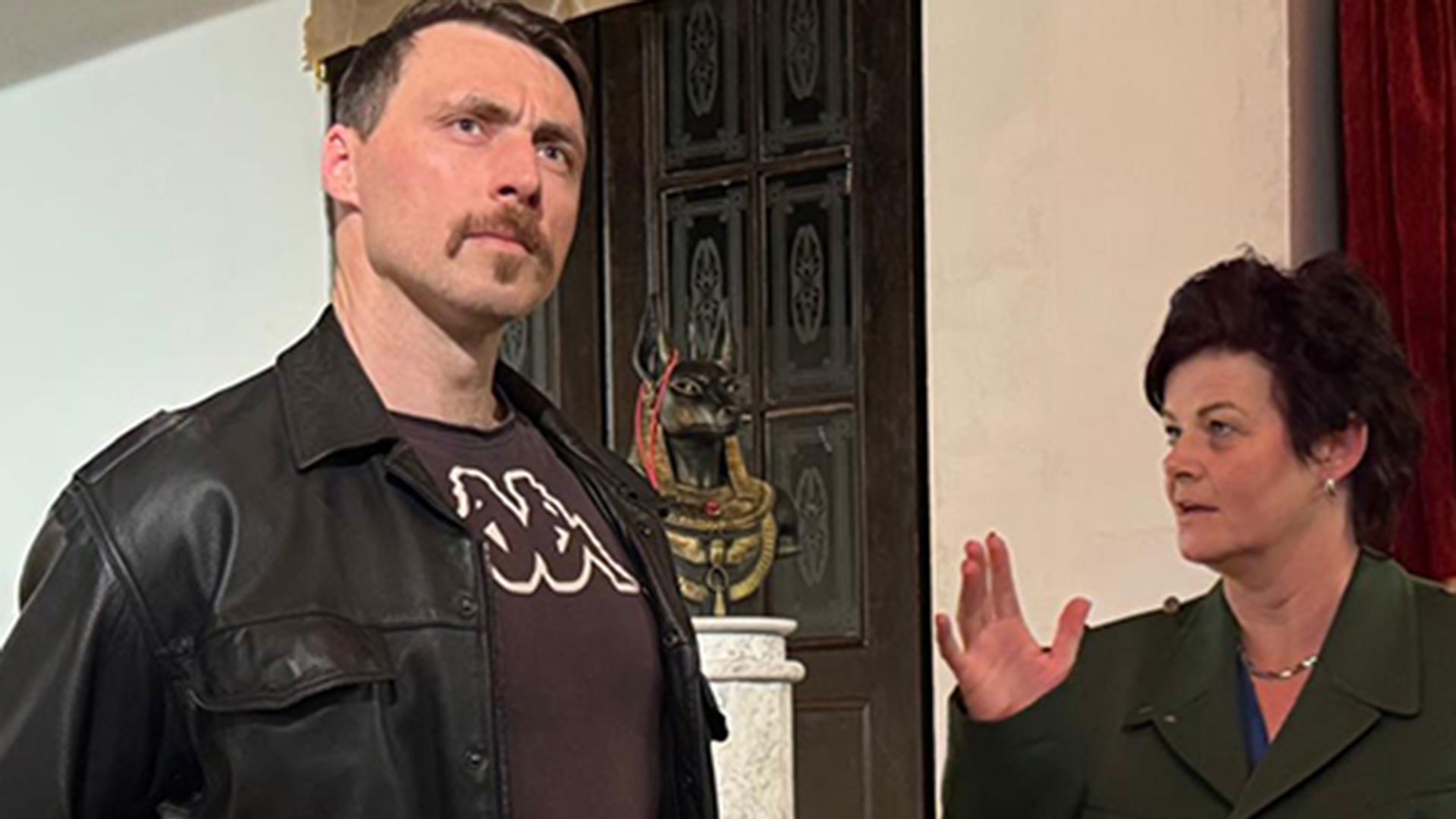 Szenenfoto aus „Pharao & Lederhosn“ im Theater Aibling e.V.: Ein Mann und eine Frau in Kostümen bei einer Theateraufführung auf der Bühne.