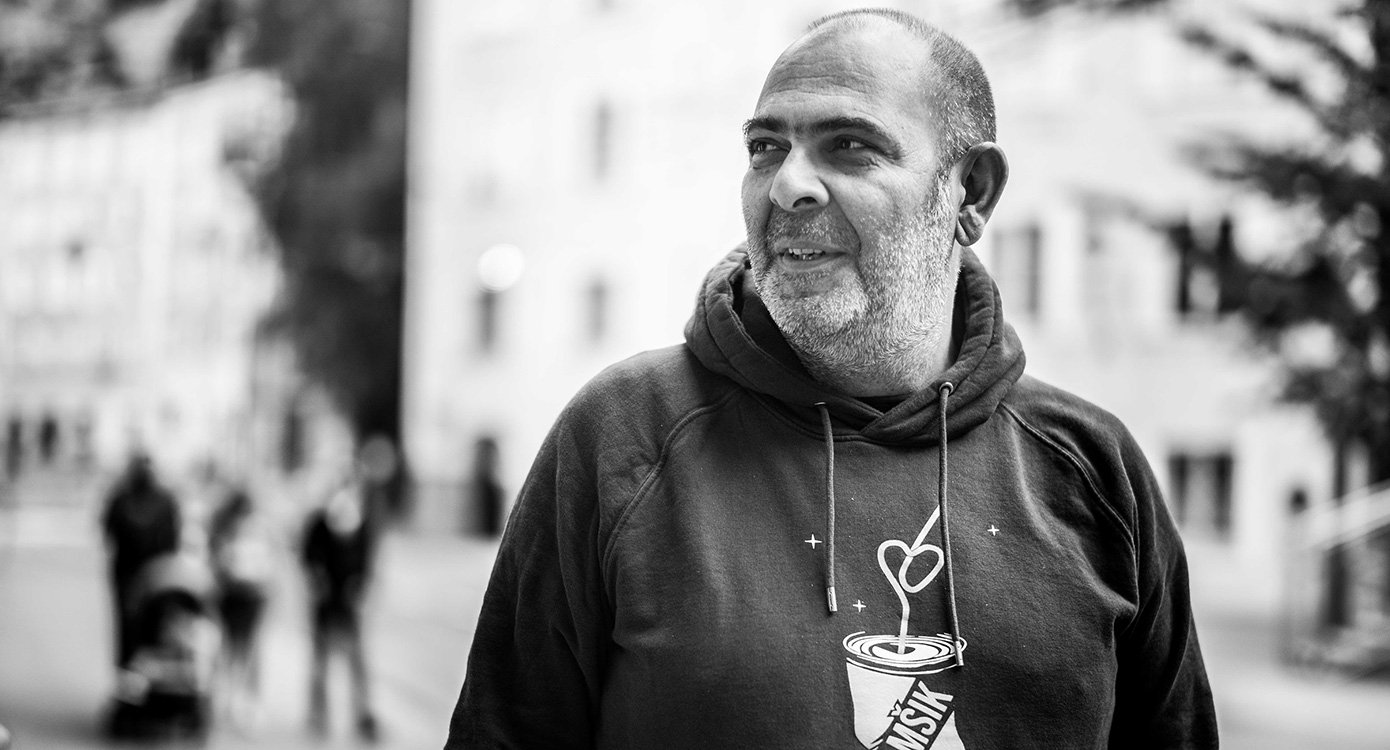 Schwarz-weiß-Foto des Künstlers