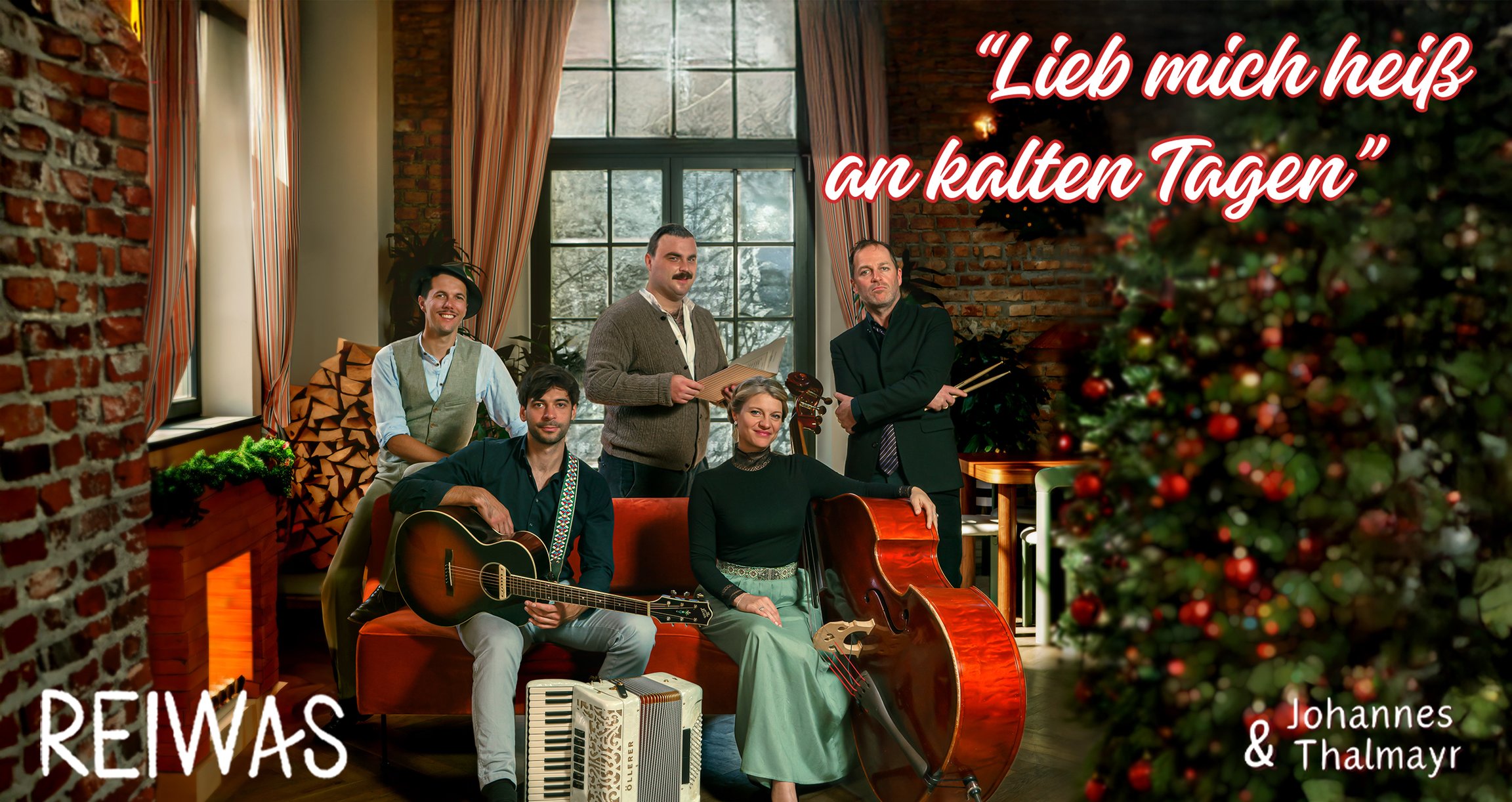 Ein Foto der Gruppe mit Instrumenten und weihnachtlicher Dekoration