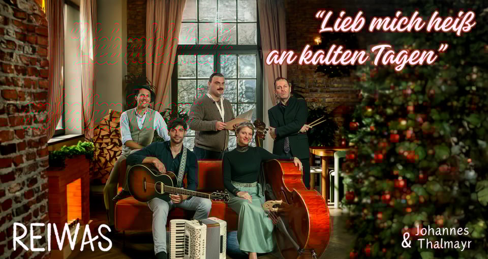 Ein Foto der Gruppe mit Instrumenten und weihnachtlicher Dekoration