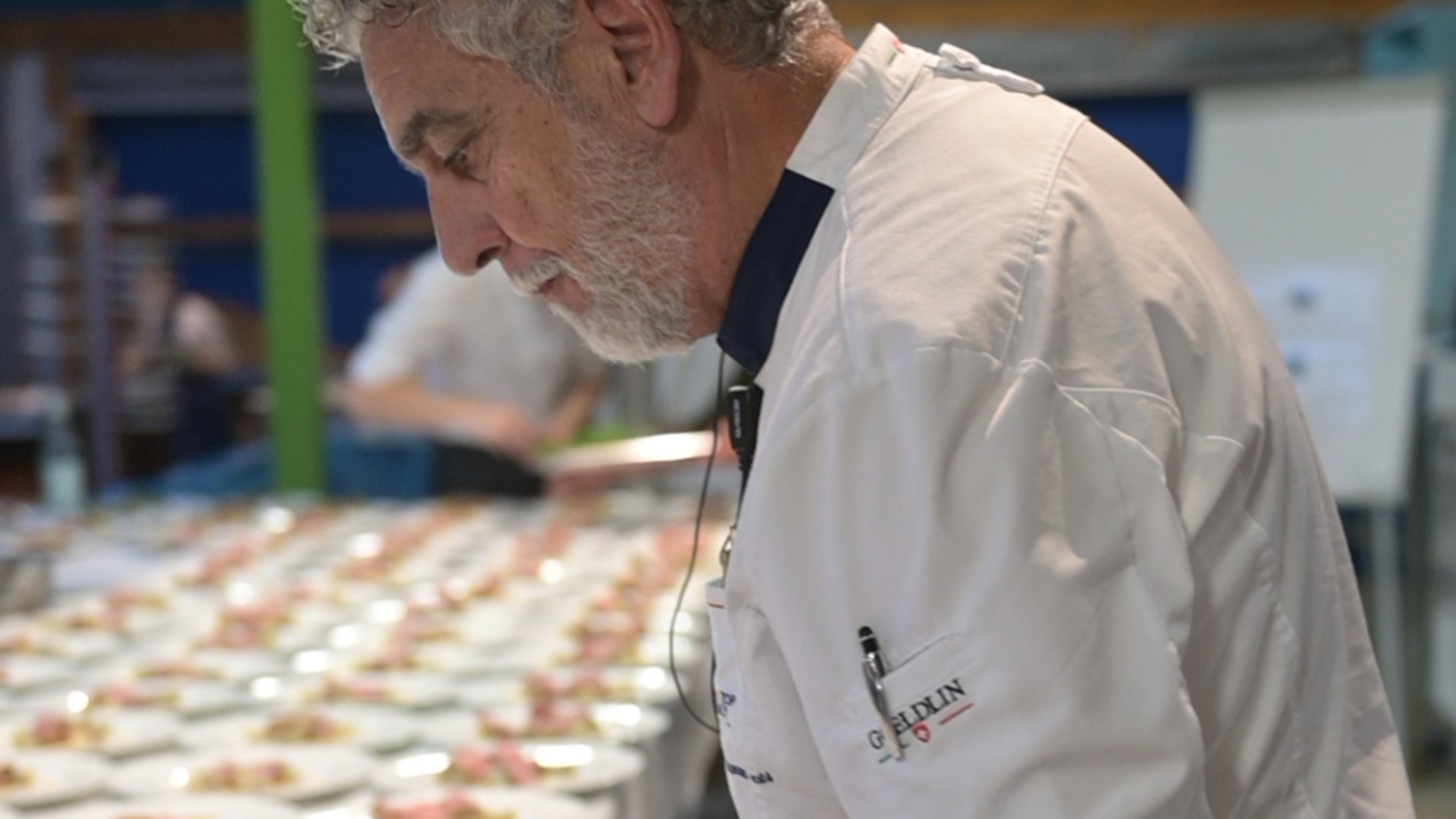 Ein Mitarbeiter vor zahlreichen Tellern