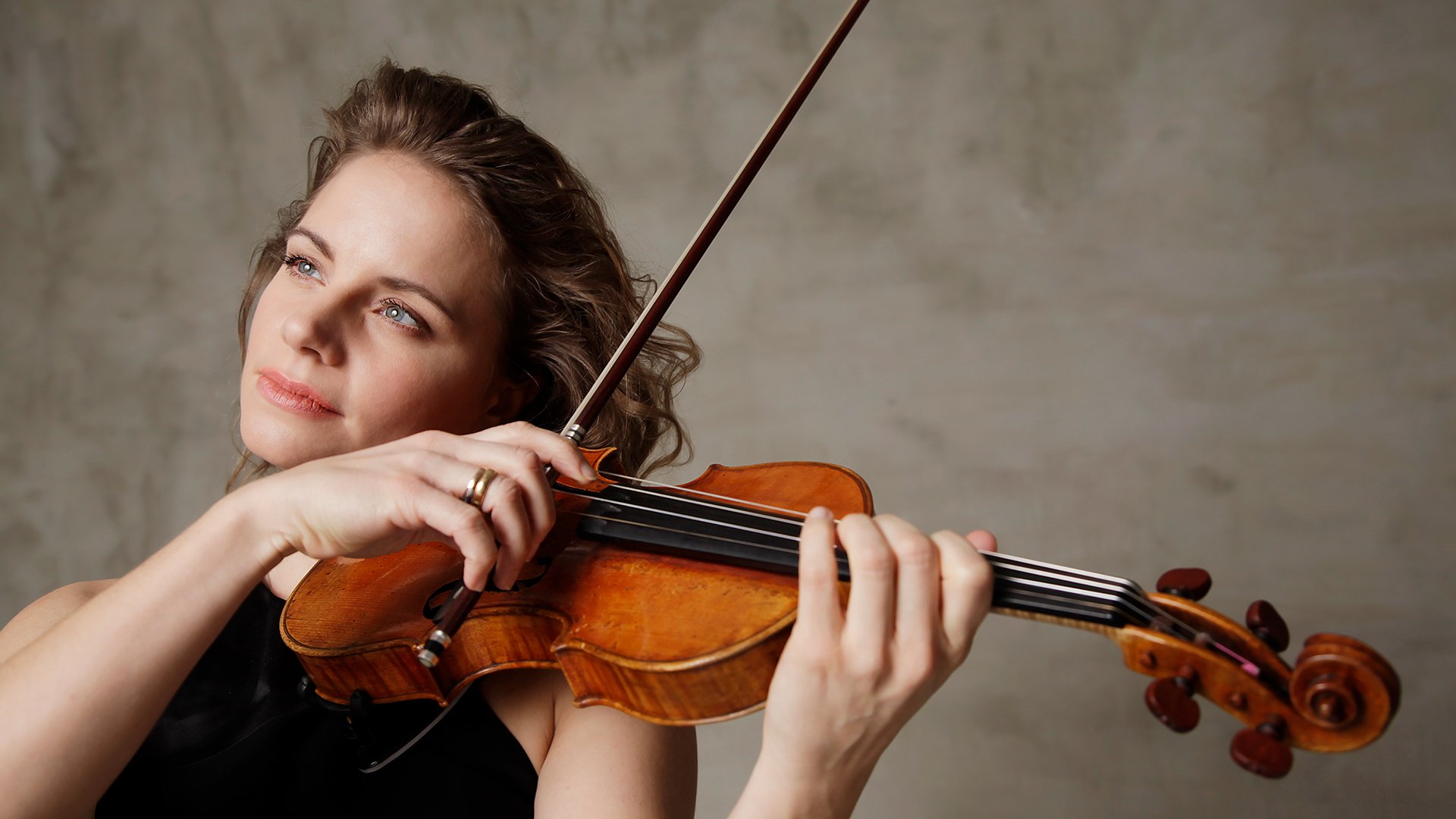 Foto für die Veranstaltung ‚Matinee im Künstlerhaus‘ – die Künstlerin Julia Fischer mit einer Violine