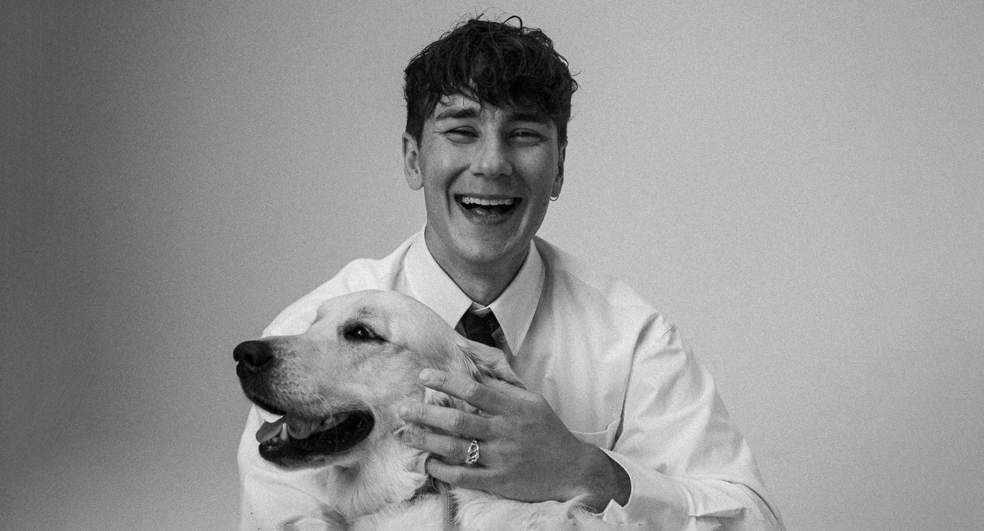 Schwarz-Weiß-Foto des Künstlers mit einem Hund.