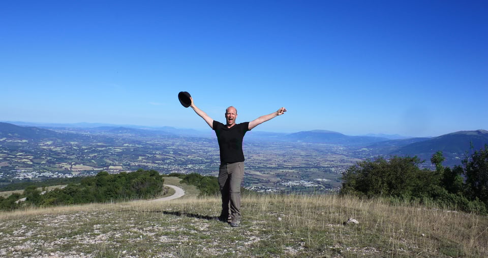 Foto des Künstlers auf einem Berg