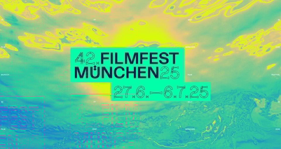 Filmfest"-Plakat mit schwarzer Typografie und einem Hintergrund in den Farben Blau, Grün und Gelb