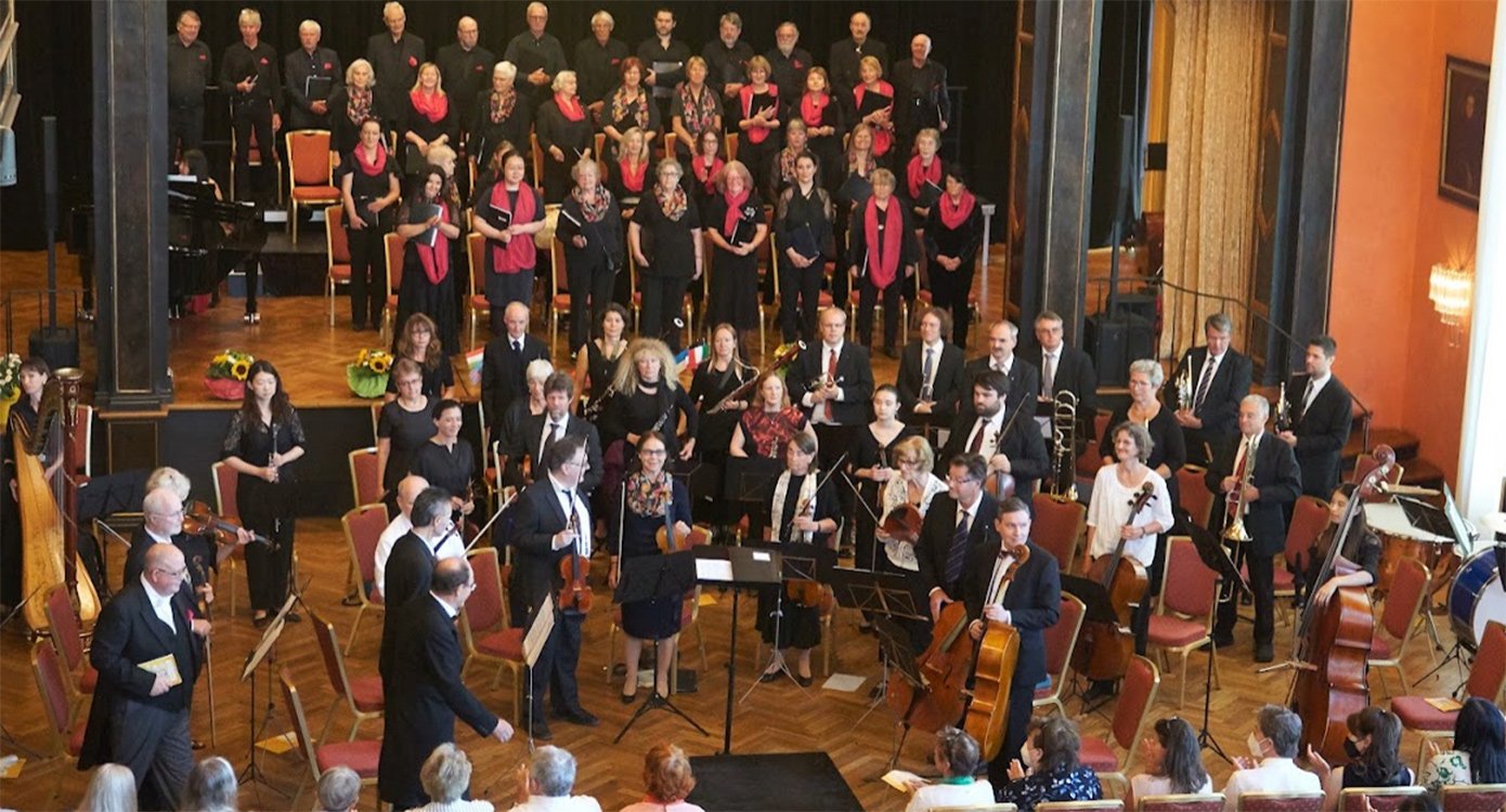 Chor und Orchester auf einer Bühne