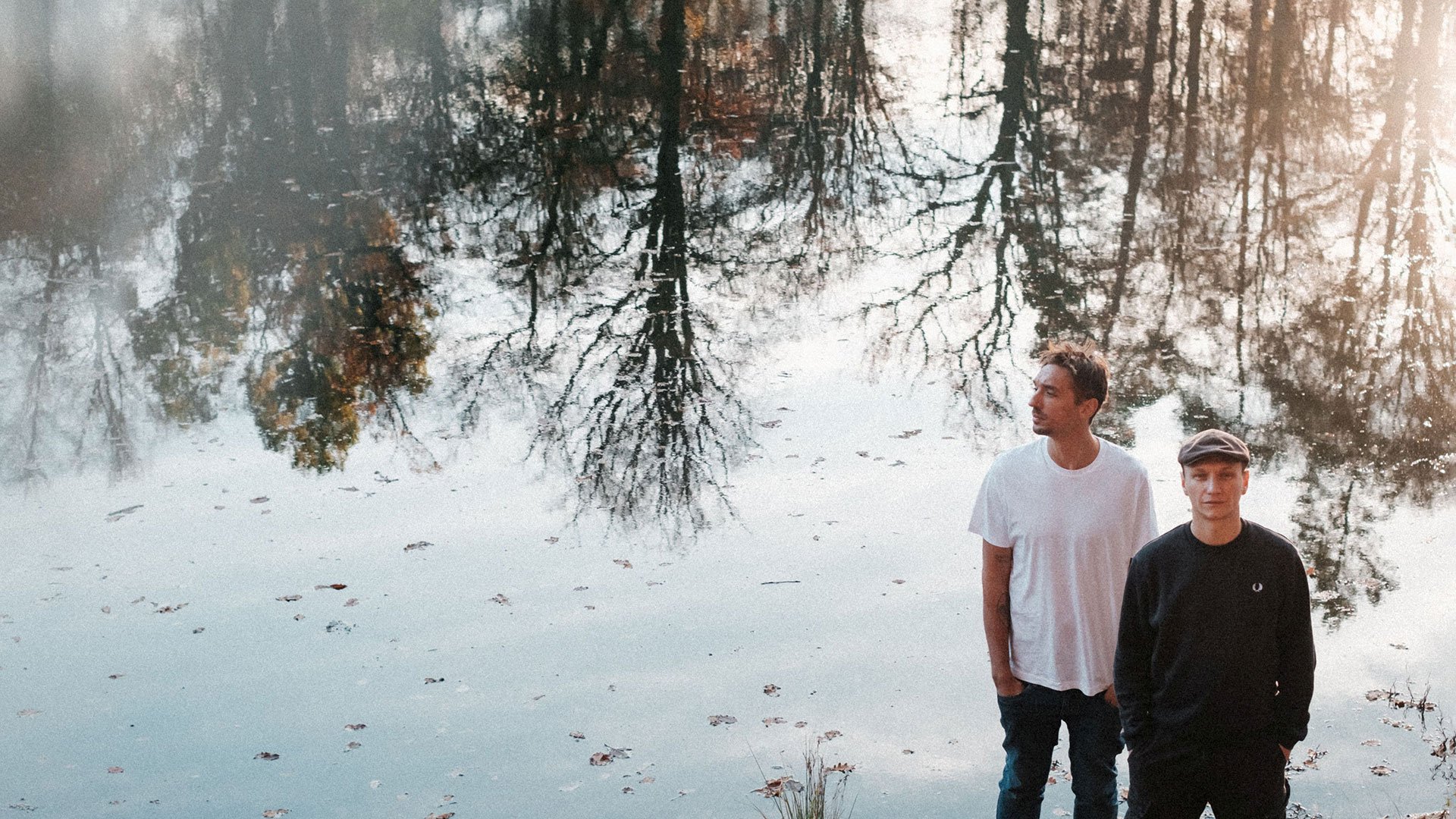 Eventfoto „LIEDFETT“ mit den beiden Künstlern in einem verschneiten Wald