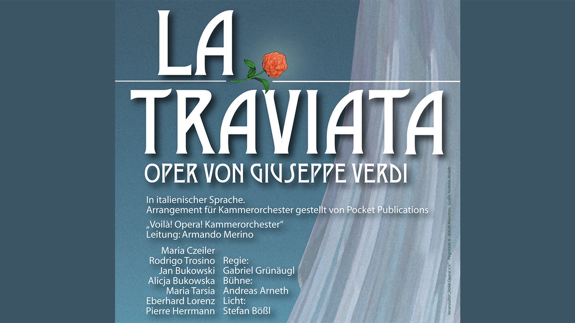 Plakat La Traviata von Giuseppe Verdi mit typografischem Titel auf blauem Hintergrund, einer Blume im Schriftzug und angedeutetem Vorhang sowie Ensemble und Produktionsangaben