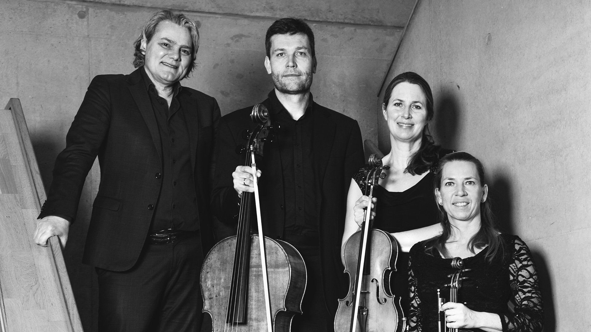 Foto für die Veranstaltung Ruffini Klavierquartett in Schwarz-Weiß mit den Künstlern und ihren Instrumenten.