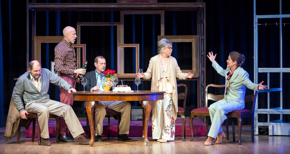 Drei Männer und eine Frau auf Theaterbühne