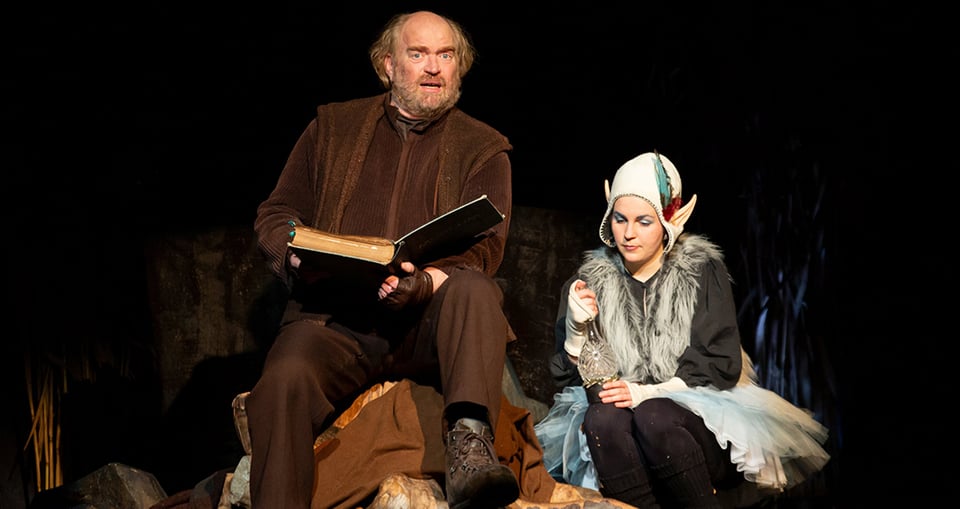 Foto eines Bildes des Theaters mit einer Frau und einem Mann, die auftreten