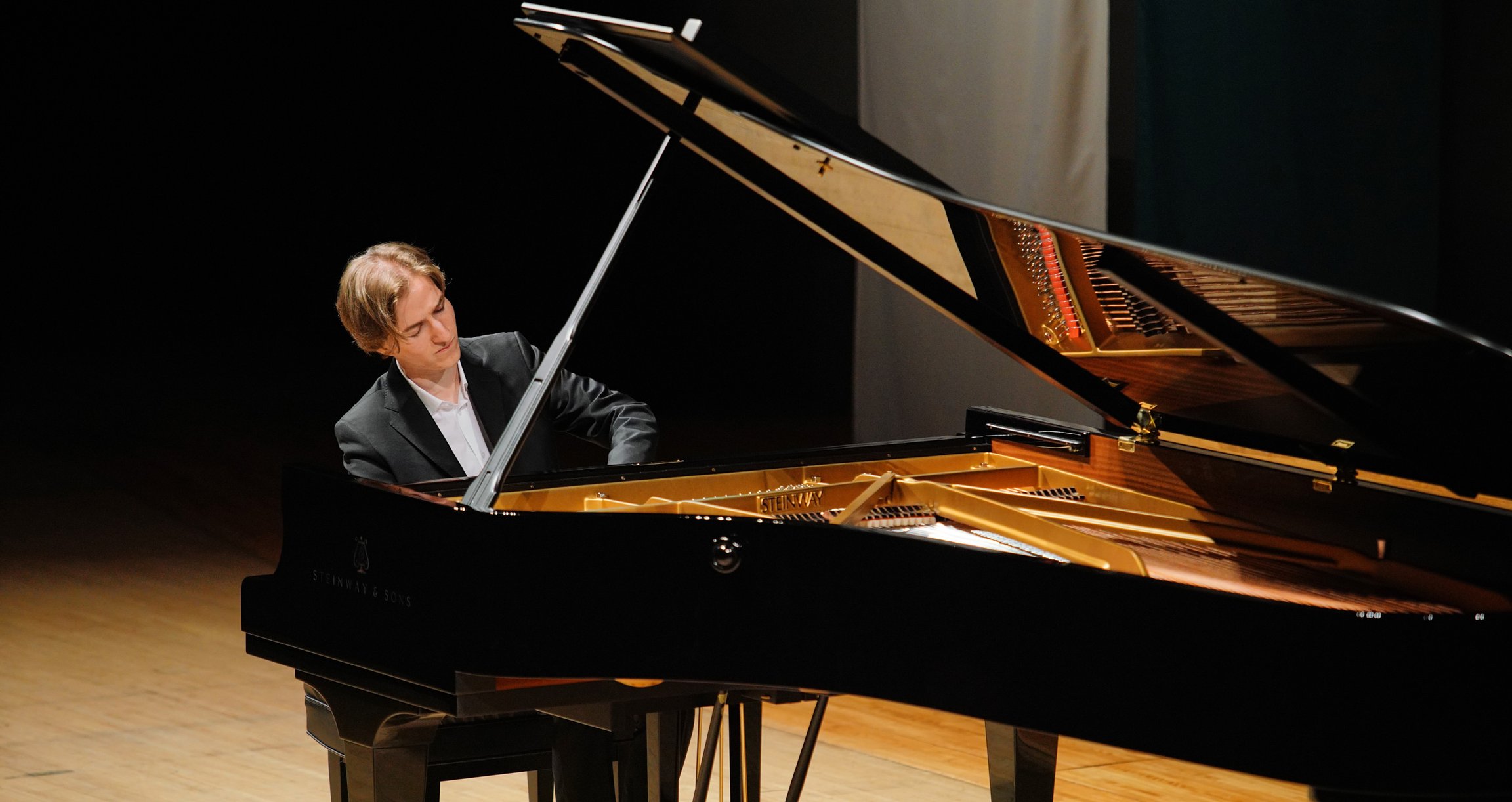 Person am Piano sitzend