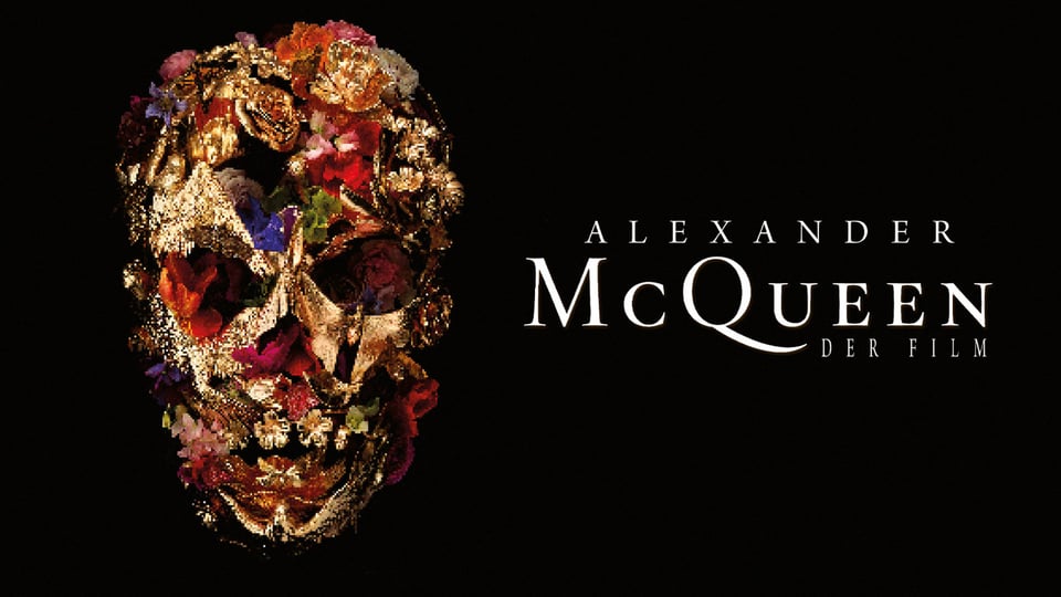 Ein Foto für die Veranstaltung ‚ALEXANDER MCQUEEN – DER FILM‘ mit dem Bild einer goldenen Karavelle, geschmückt mit bunten Blumen, neben einer weißen Typografie auf schwarzem Hintergrund.