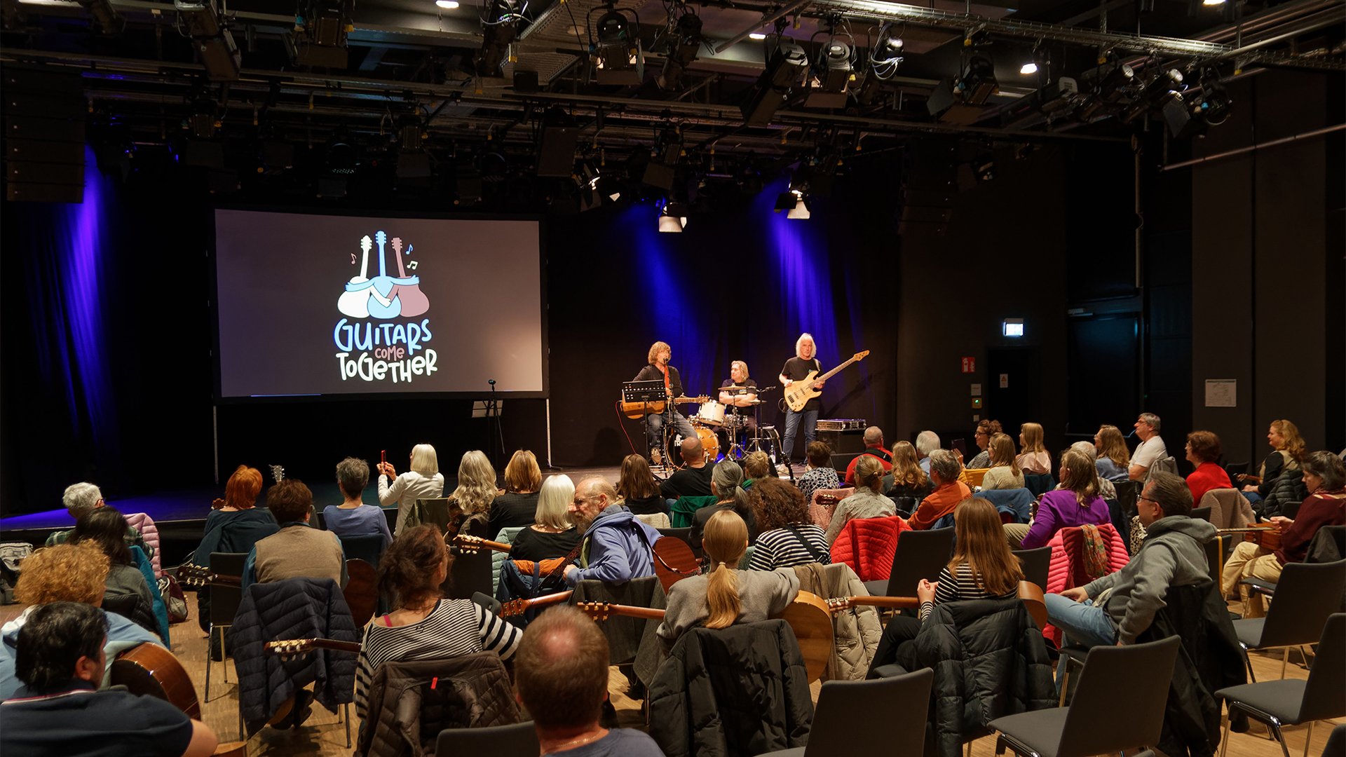 Bild der veranstaltung Mit Musikern auf der Bühne und Publikum