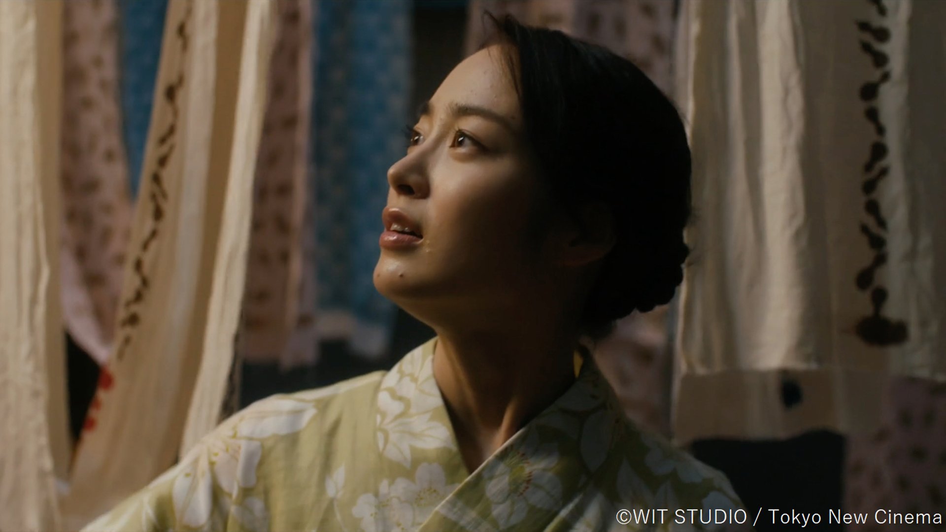 Portrait einer Dame die aus dem Fenster blickt