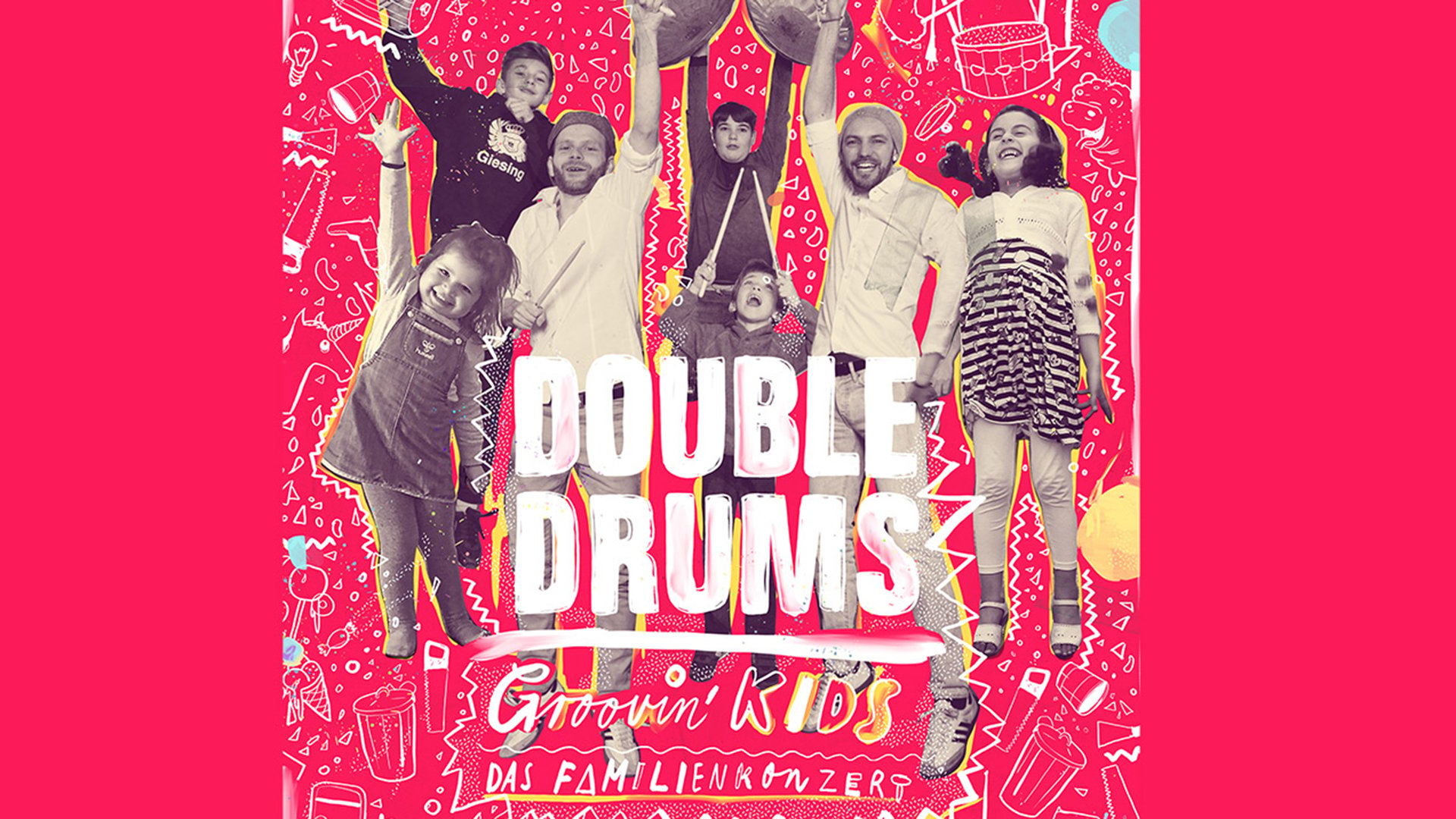 Plakat Double Drums Groovin' Kids mit zwei Erwachsenen und mehreren Kindern, die vor pinkem Hintergrund zwischen gezeichneten Musik- und Alltagsmotiven springen und Trommeln hochhalten, dazu der Schriftzug Double Drums Groovin' Kids Das Familienkonzert