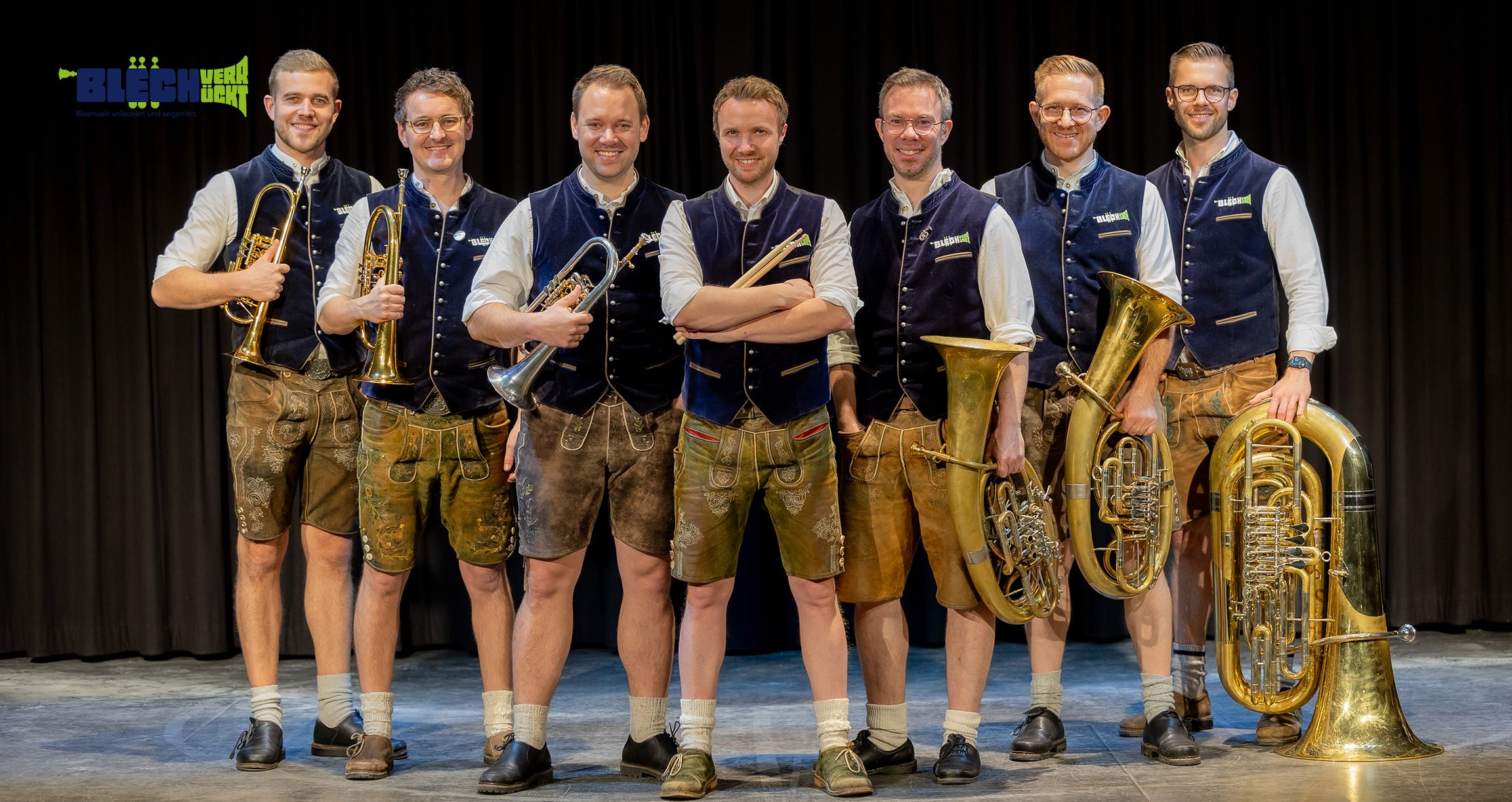 Blechverrückt in Tracht mit ihren Instrumenten