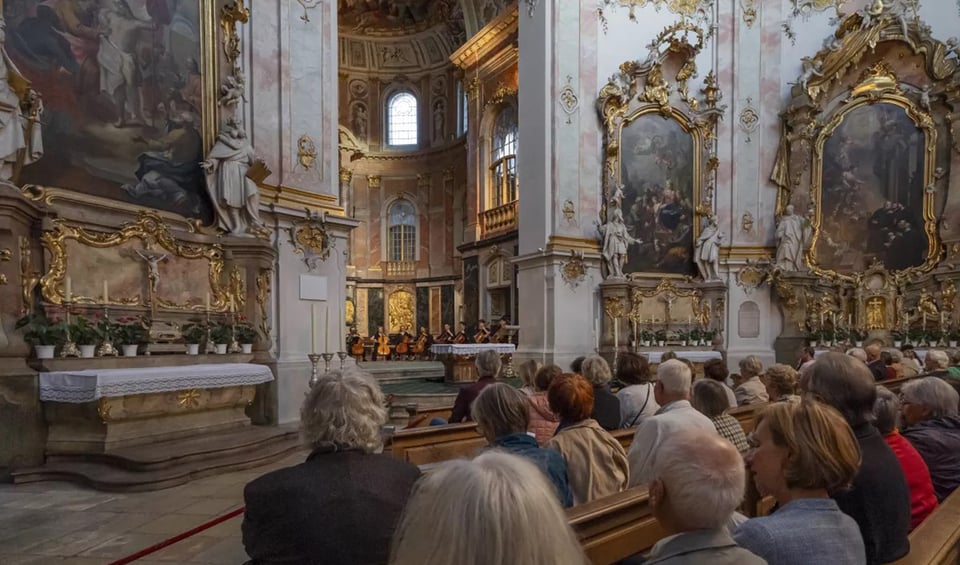 Innenansicht einer Kathedrale mit Konzertpublikum