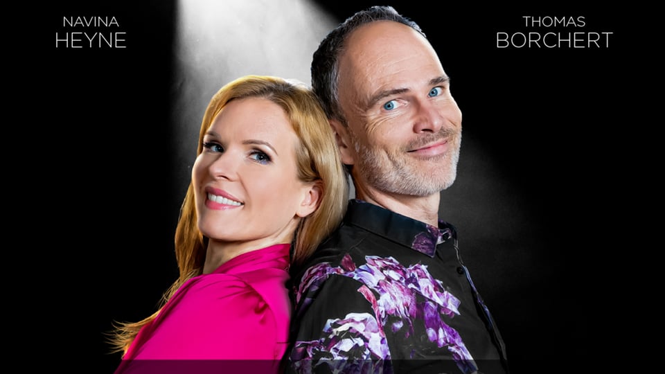 Plakat von Mr & Mrs Musical mit zwei Personen Rücken an Rücken vor dunklem Hintergrund im Scheinwerferlicht, mit den Namen Navina Heyne und Thomas Borchert.