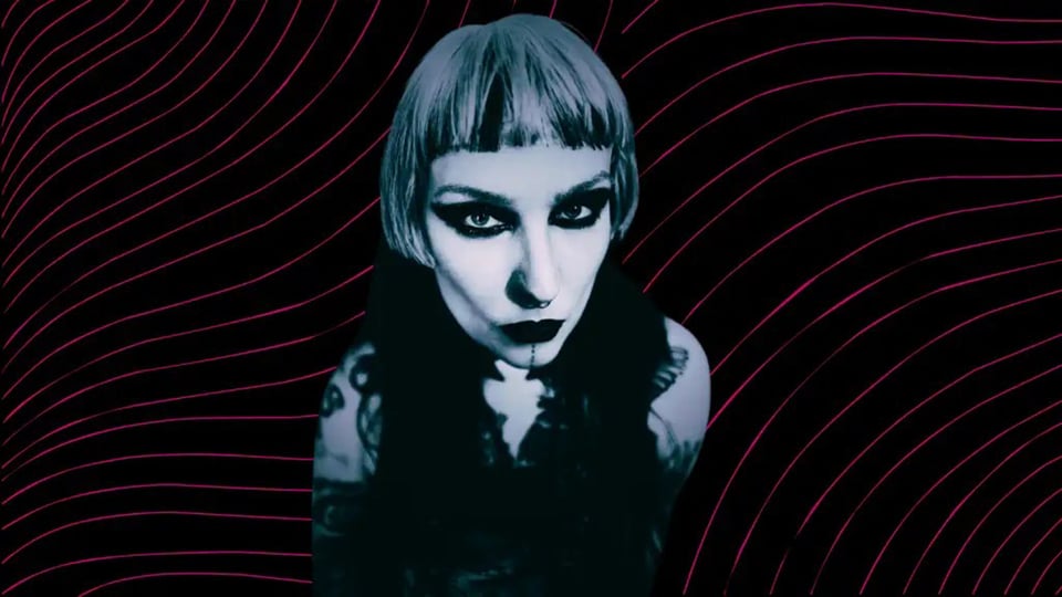 Porträt einer Person mit kurzem Pony und dunklem Make-up vor schwarzem Hintergrund mit pinken Linien, Nahaufnahme aus erhöhter Perspektive, Pressebild für ein Musik- oder Kulturprogramm