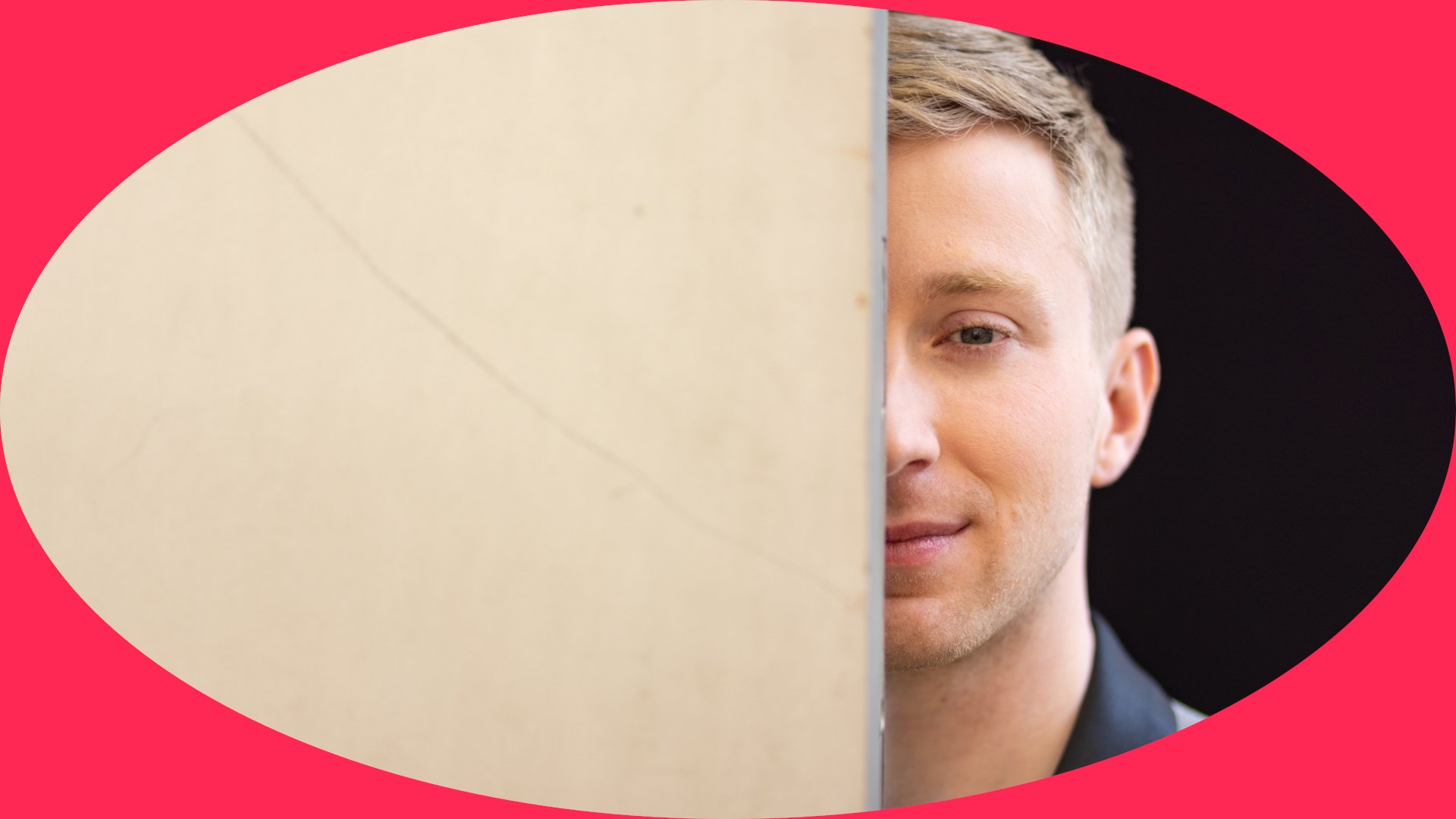 EIne Grafik mit einer ovalen Form, in einer Hälfte ein Bild von Patrick Hahn, vor rotem Hintergrund