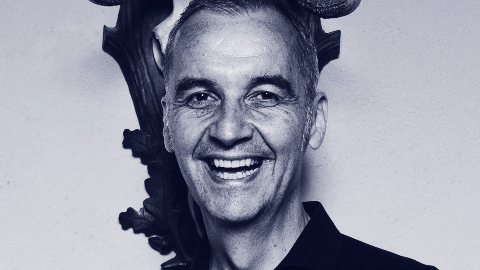 Schwarz-weiß-Foto für die Veranstaltung „Stefan Kröll – Schee wuid“ mit Fokus auf das Gesicht des Künstlers.