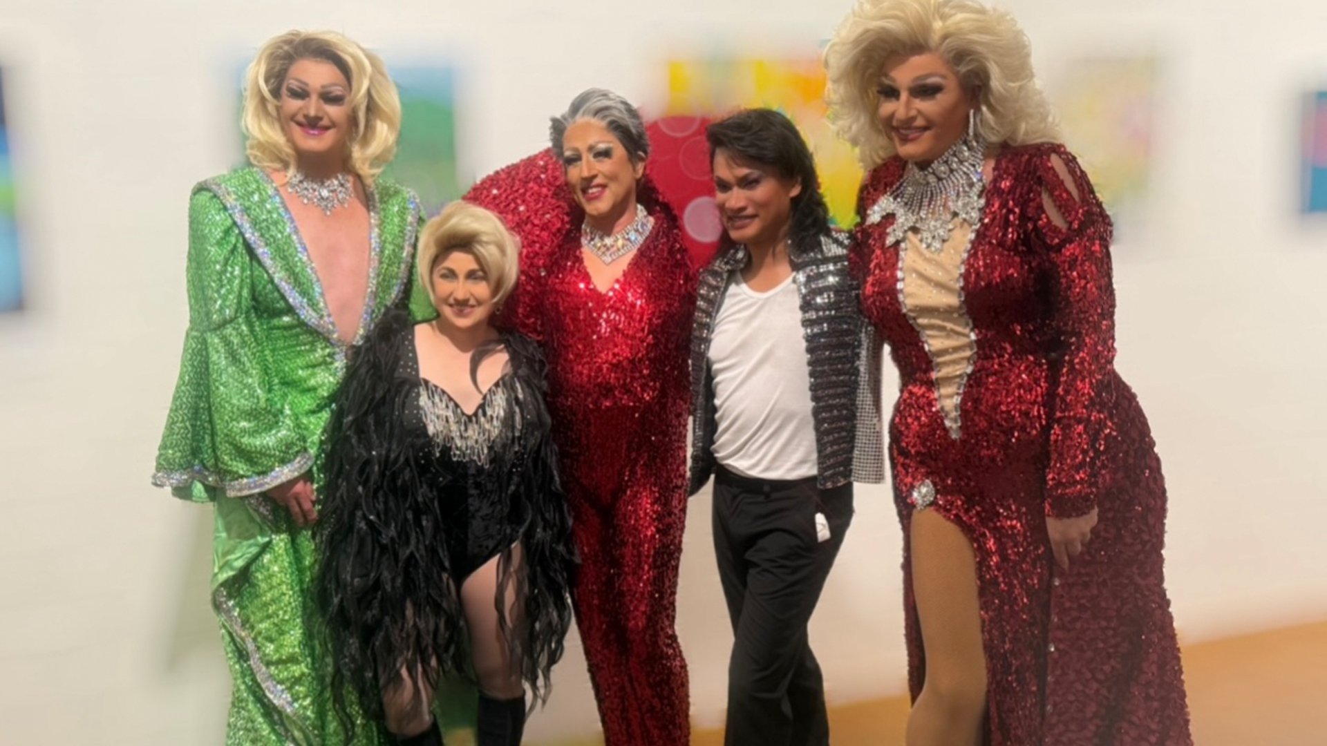 Fünf Darsteller in farbiger Kleidung