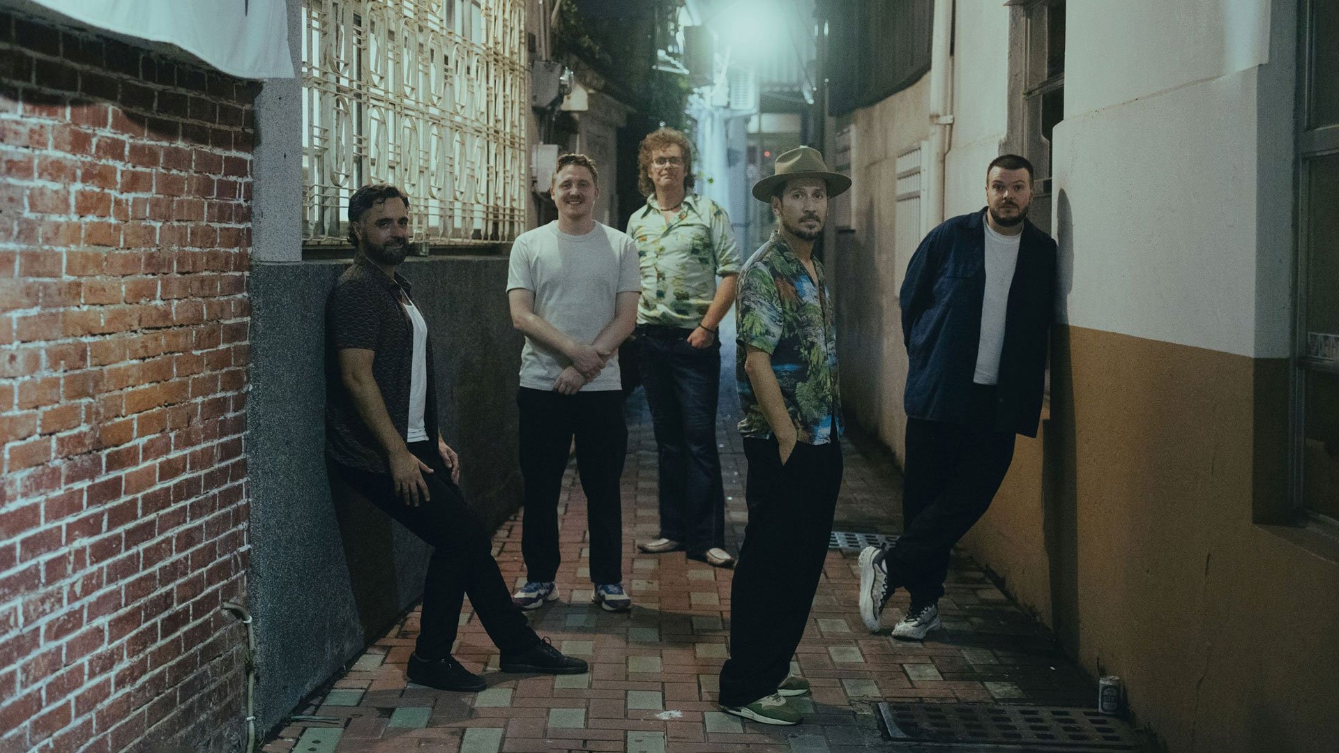 Eventfoto „MAMAS GUN“ mit der Band auf der Straße.