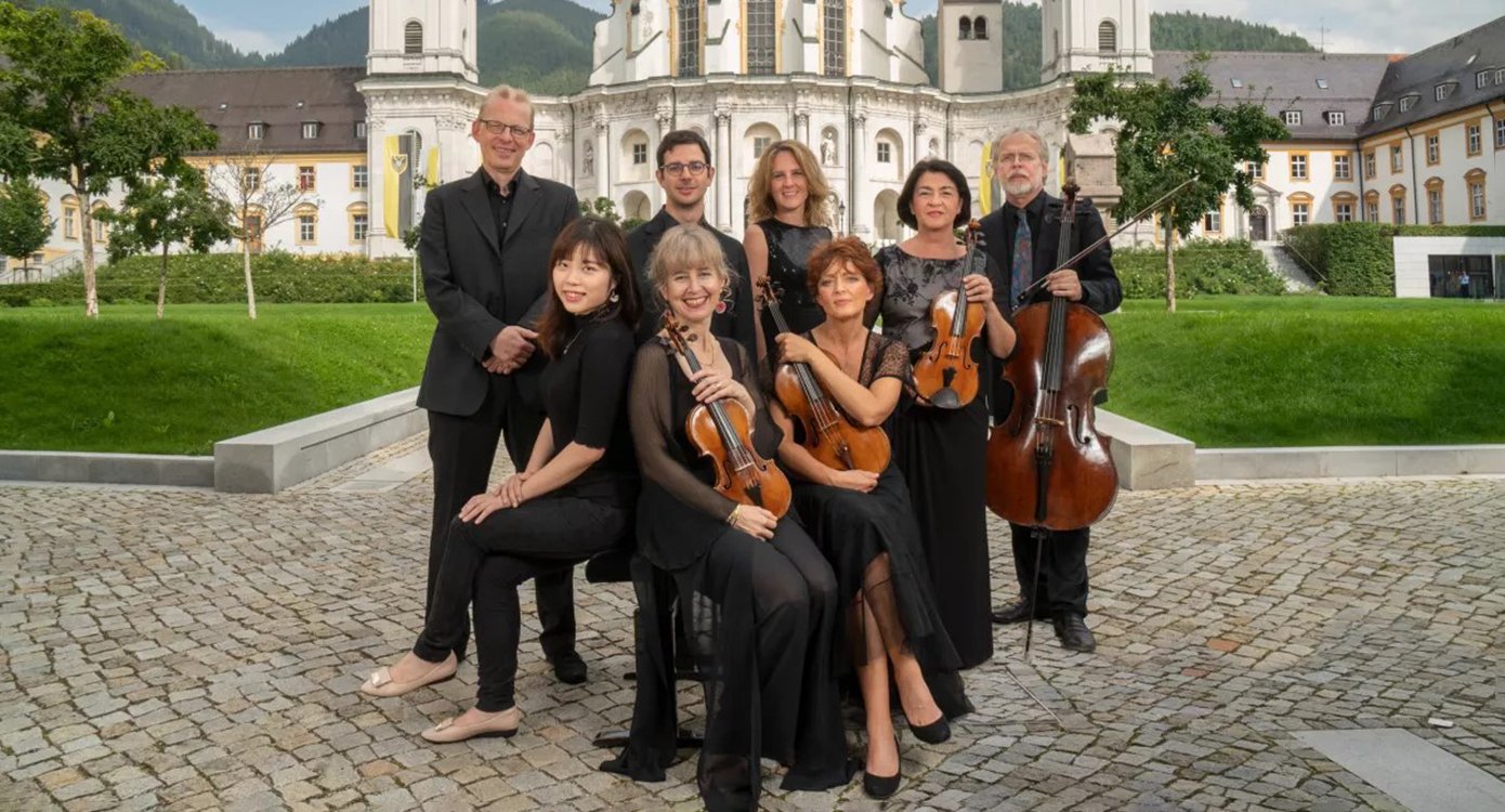Ein Foto der Band mit Instrumenten im Schlossgarten