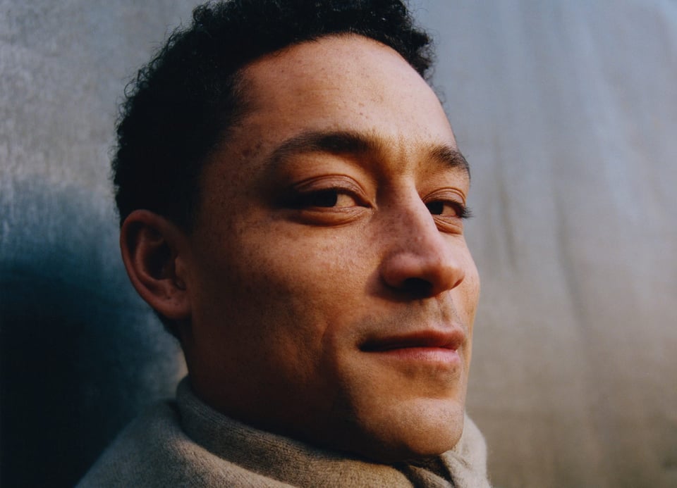Portrait von dunkelhaarigen Mann