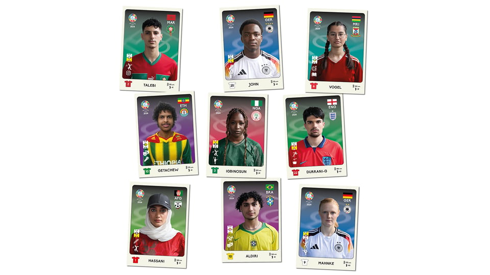 Collage im Stil von Fußball-Sammelkarten mit Porträts mehrerer Personen unterschiedlicher Nationalitäten in Nationaltrikots und mit Länderflaggen.