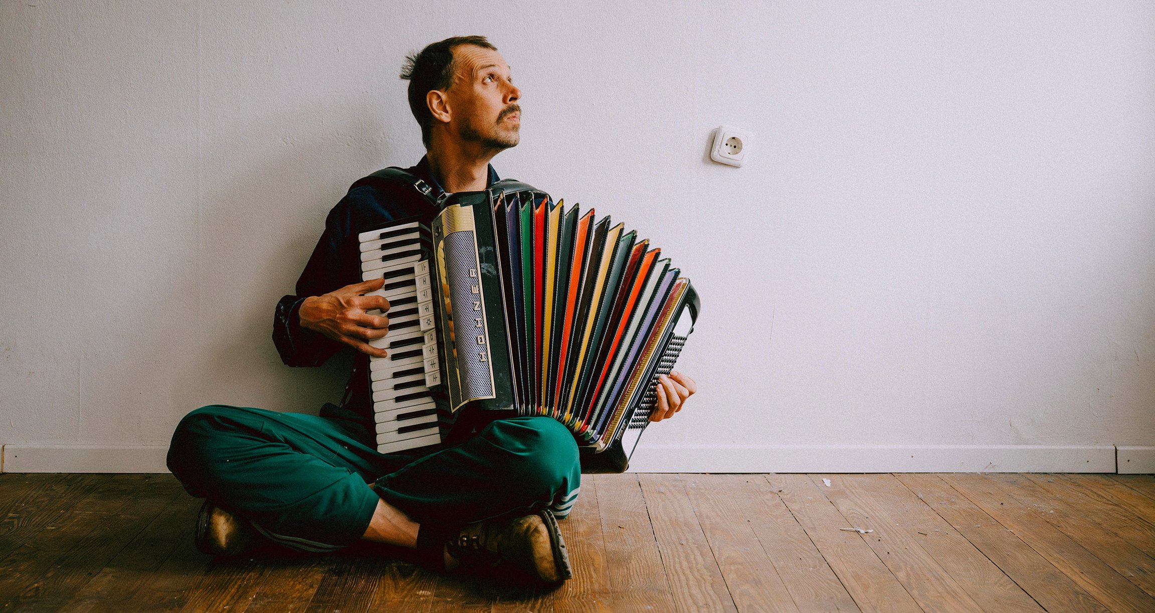 Foto eines Jungen mit einem Akkordeon.