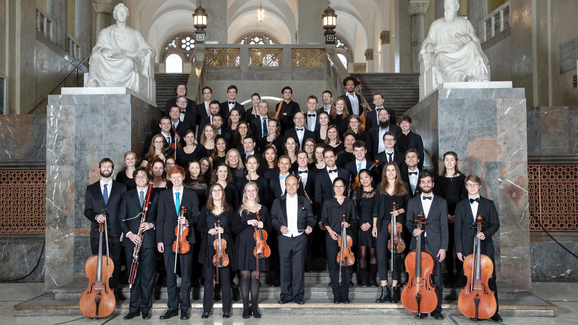 Gruppenbild des Orchesters vor historischer Kulisse