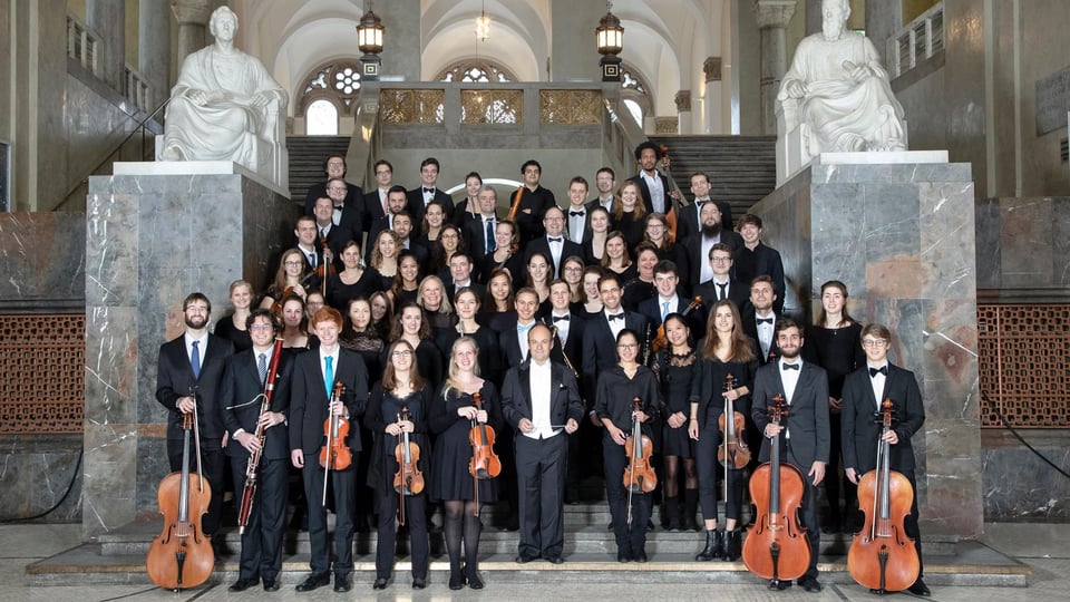Gruppenbild des Orchesters vor historischer Kulisse