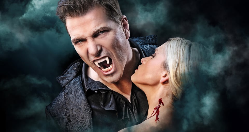 Foto eines Mannes mit Vampirzähnen und einer Frau mit Blut am Hals, die ihn gebissen hat