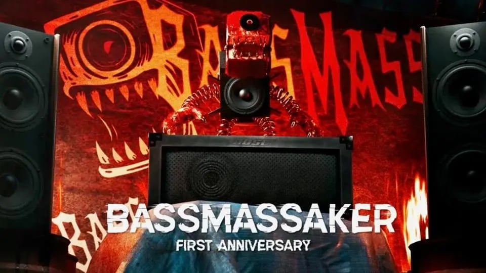 Grafik mit zwei großen Lautsprechertürmen links und rechts sowie einer zentralen DJ‑Figur aus Lautsprechern und Metall. Im Hintergrund rotes, aggressives Monster‑Motiv mit Flammenoptik. In der Mitte der Text BASSMASSAKER und darunter First Anniversary