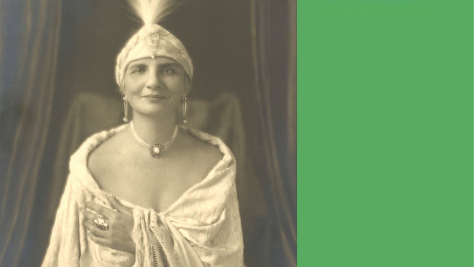 Historisches Porträt einer Person in eleganter Kleidung mit Kopfbedeckung und Schmuck, vor dunklem Hintergrund und weichem Licht aufgenommen