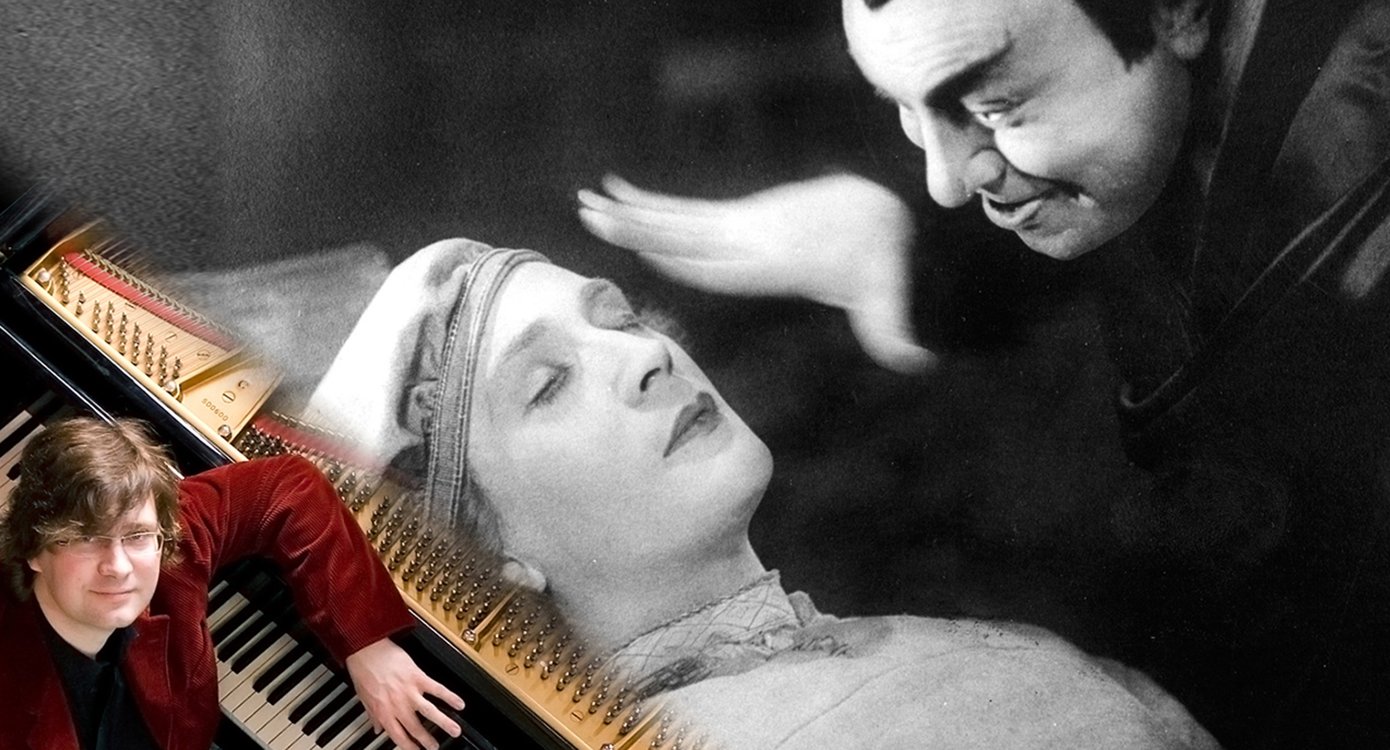 eine Collage mit dem Bild des Künstlers am Klavier und einem anderen Bild aus einem Film