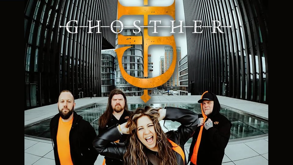 Vier Personen in schwarz‑orangener Kleidung vor moderner Architektur, im Vordergrund eine Person mit ausgebreiteten Armen, darüber der Schriftzug „Ghosther“ und ein großes stilisiertes Symbol