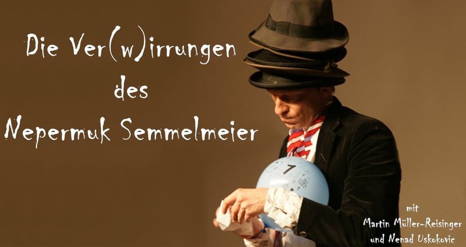 Foto des Künstlers Martin Müller-Reisinger mit mehreren Hüten auf dem Kopf und weißer Typografie vor braunem Hintergrund.