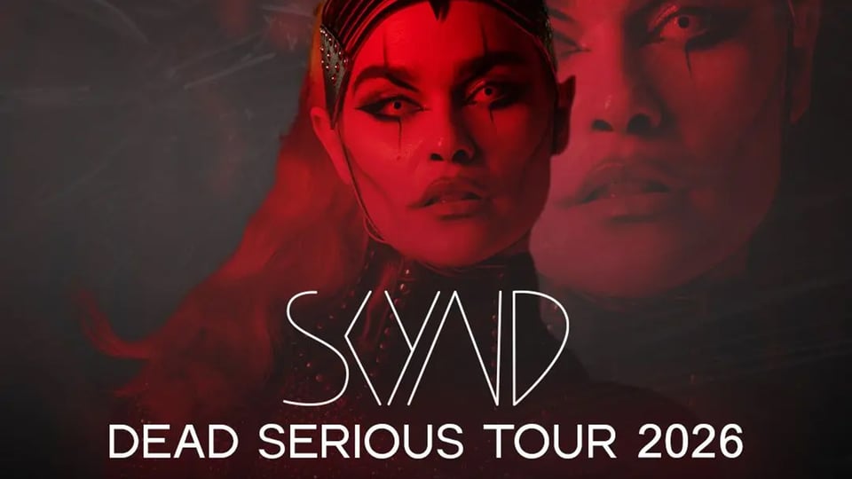 Keyvisual zum Konzert „SKŸND – Dead Serious Tour 2026“: Dunkles, rot getöntes Motiv mit stilisiertem Porträt im Hintergrund. In der Bildmitte steht der Schriftzug „SKŸND“, darunter „Dead Serious Tour 2026“. Die Bildgestaltung wirkt kontrastreich und atmosphärisch.