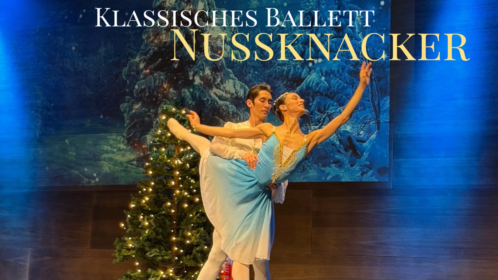 Klassisches Ballett „Nussknacker“: Zwei Tänzer führen eine elegante Pas de deux auf der Bühne vor, weihnachtliche Kulisse mit beleuchtetem Tannenbaum im Hintergrund.