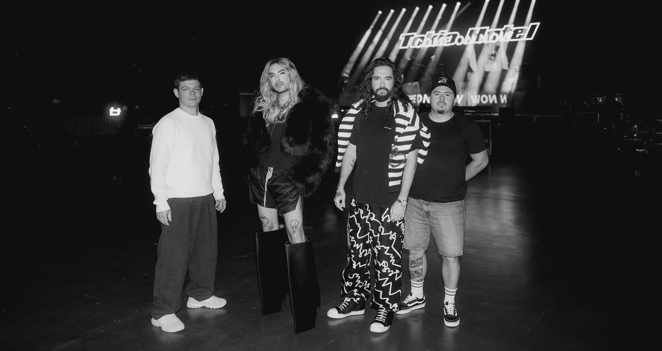 Tokio Hotel in schwarz-weiß in einer Konzerthalle