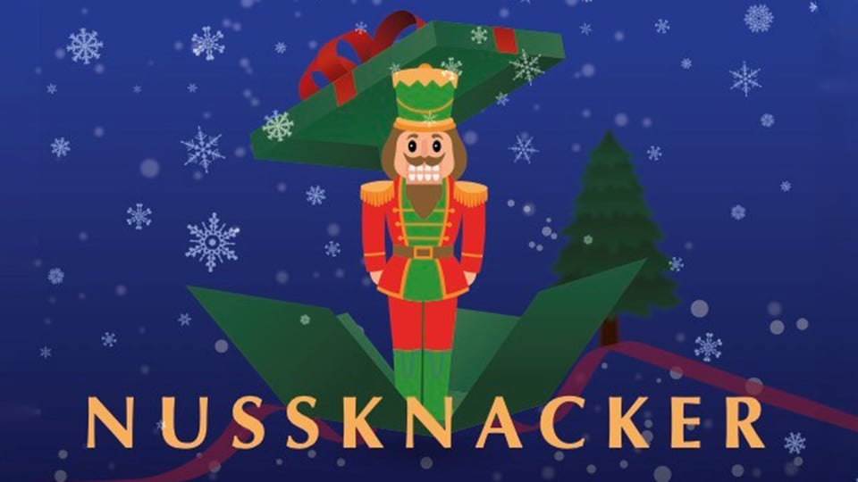Plakat Nussknacker mit einer stilisierten Nussknackerfigur in rot grünem Uniformkostüm, die aus einer geöffneten Geschenkbox erscheint, vor blauem Hintergrund mit Schneeflocken, Weihnachtsbaum und dem Schriftzug Nussknacker