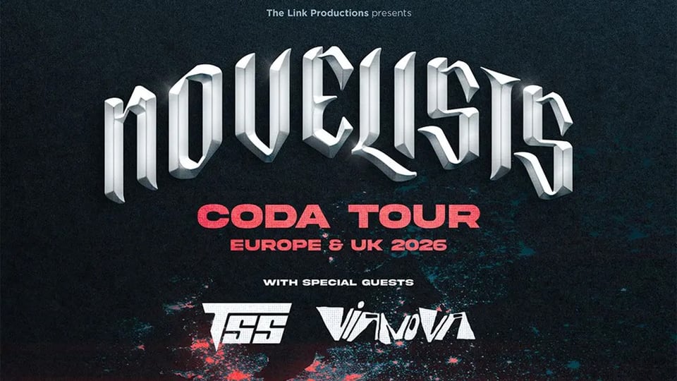 Dunkle Tourgrafik mit silbernem Schriftzug NOVELISTS, rotem Text CODA TOUR – Europe & UK 2026 sowie den Special Guests TSS und Vianova