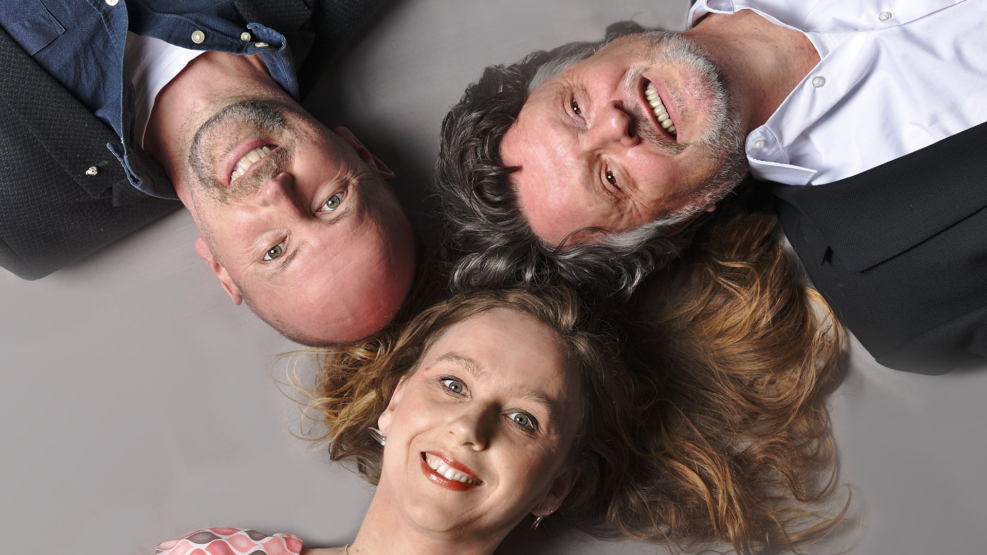 Foto für das Event Café Voyage mit drei Personen, die auf dem Boden liegen.